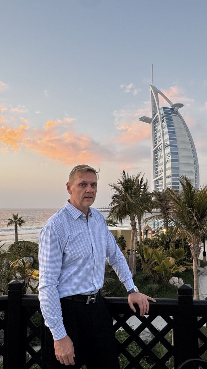 Ronny Roehrig frente al hotel Burj Al Arab en Dubái al atardecer
